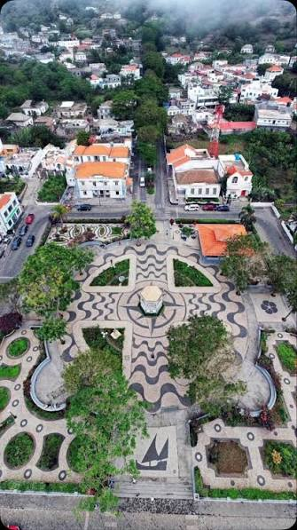 Vista aérea da praça e da vila de Nova Sintra