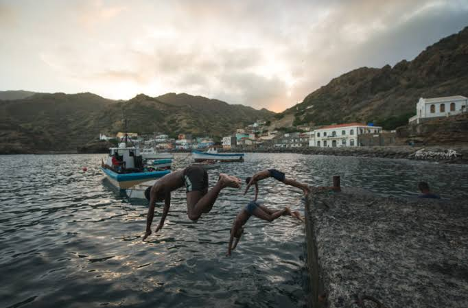 Jovens a mergulhar junto ao porto da Ilha Brava